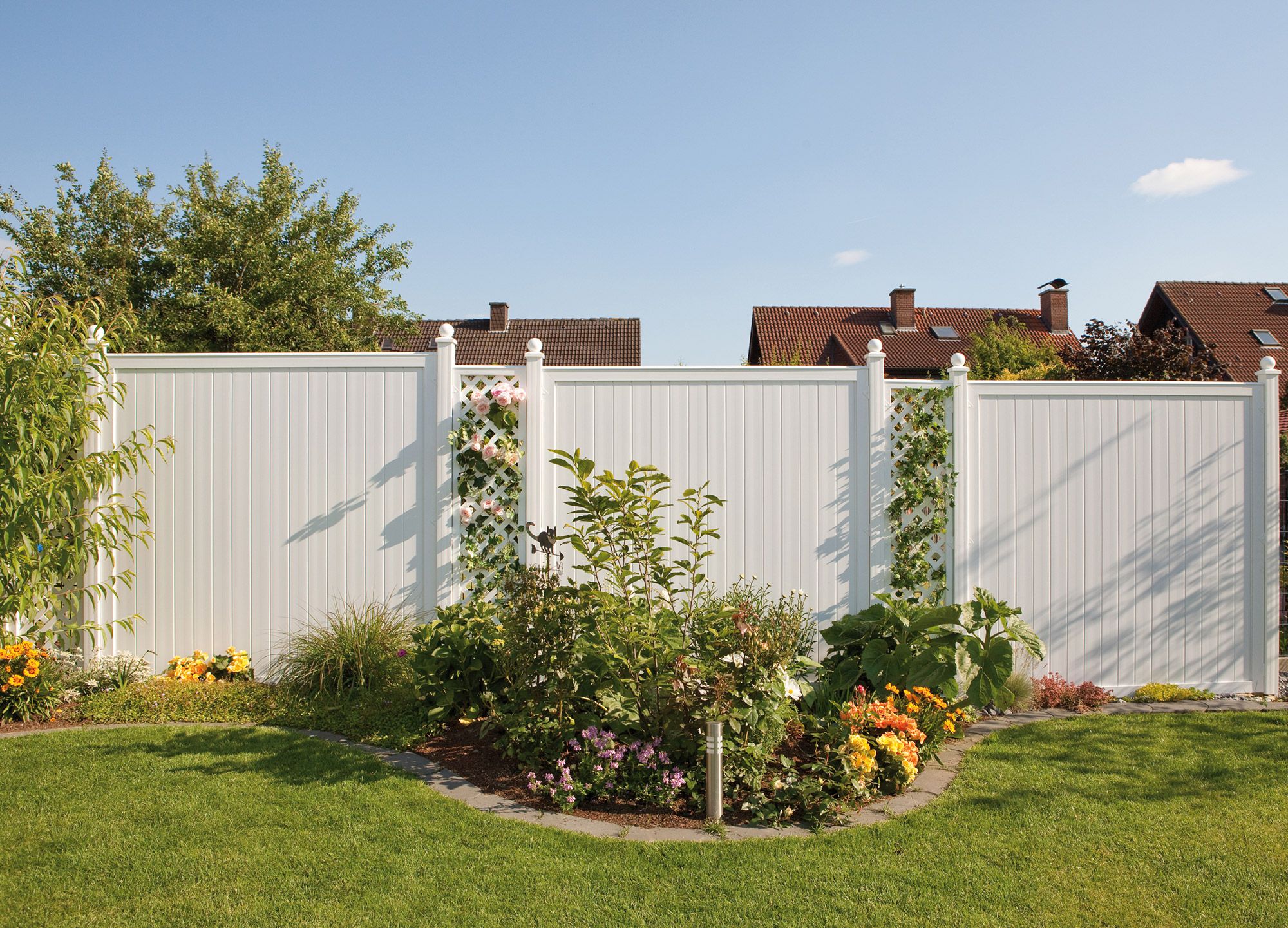 8--Longlife-RIVA-Sichtschutz---Farbton-weiß---Holz-im-Garten